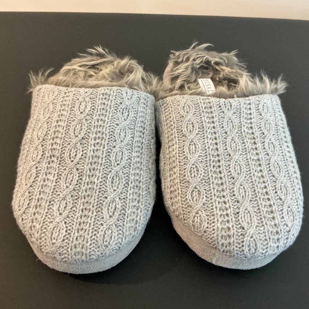 PJ Salvage Cable Knit Slippers Rubber Sole - M/L - EUC